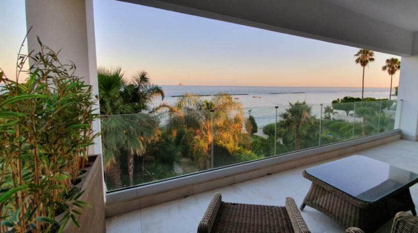 Appartement Pegasus Beach Front à Limassol Extérieur photo